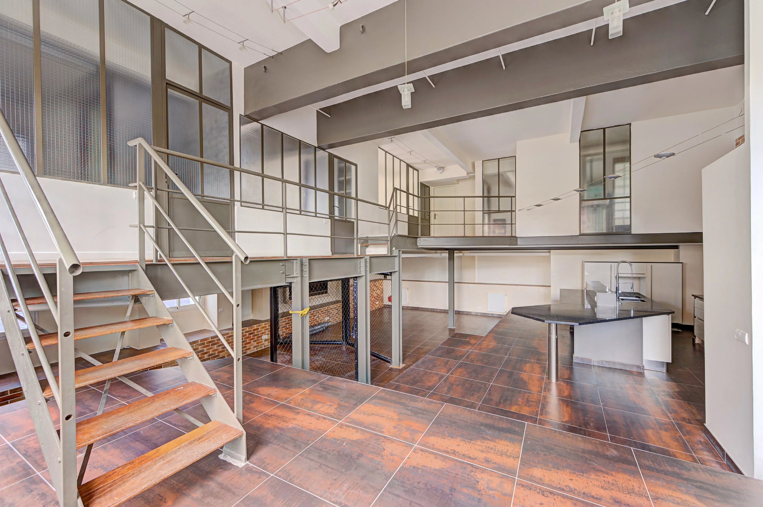COLOMBES gare - Loft de 205 m² | Terrasse privative | Double parking