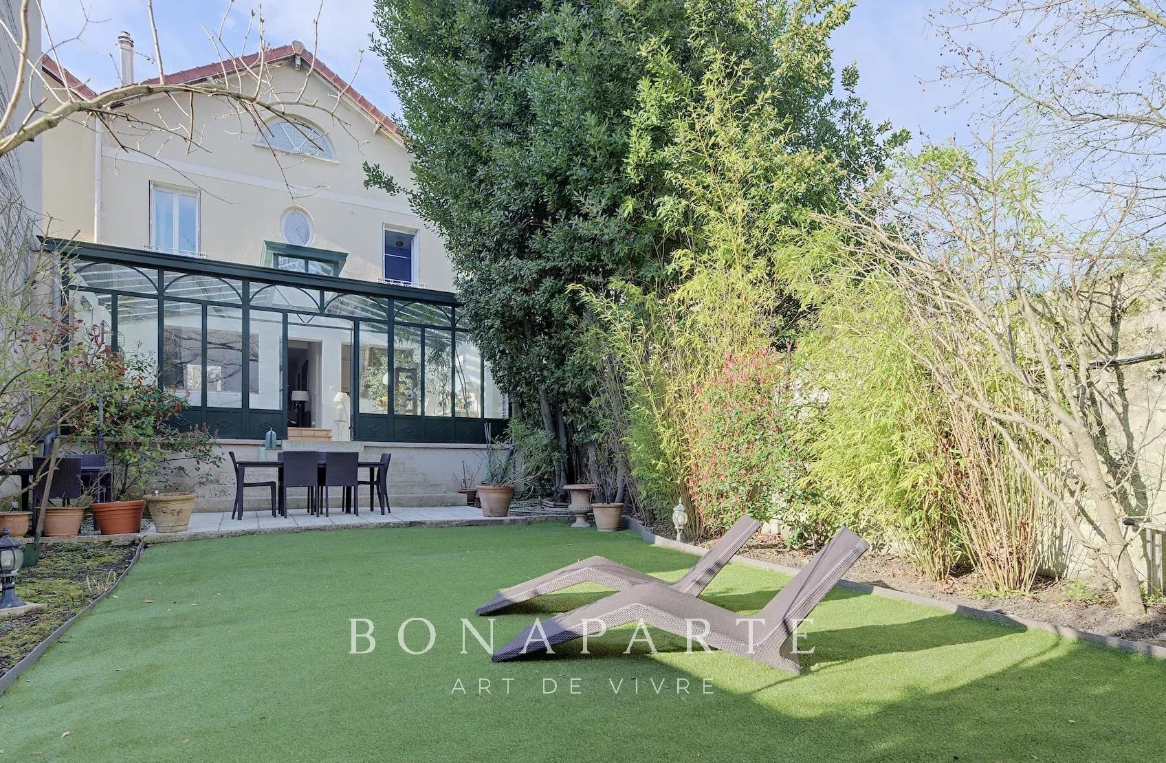 SURESNES - MAISON EN PIERRE MEULIÈRE AVEC JARDIN À L'ABRI DES REGARDS – 204 M²